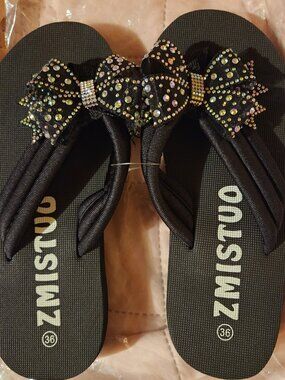 NWT Zmistuo Black Rhinestone Bow Platform Flip Flops Bling Sandals
